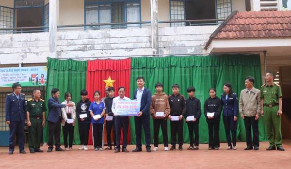 Cục Quản lý thị trường Đắk Lắk cùng doanh nghiệp trao hơn 50 suất học bổng cho học sinh nghèo vượt khó