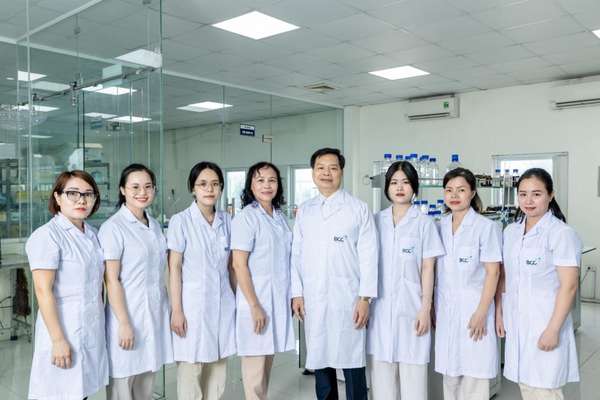 Tổng Giám đốc - Tiến sĩ Nguyễn Văn Năm cùng các đồng sự tại phòng nghiên cứu