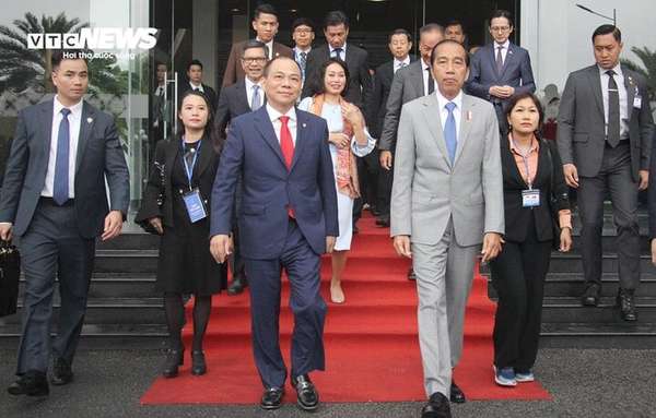 Trưa 13/1, trong khuôn khổ chuyến thăm cấp Nhà nước tới Việt Nam, Tổng thống Indonesia Joko Widodo đã đến thăm tổ hợp nhà máy sản xuất ô tô, xe máy điện VinFast tại Hải Phòng và trực tiếp tìm hiểu các dòng ô tô điện cao cấp mang thương hiệu Việt.