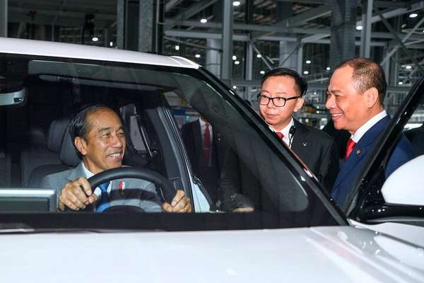 Theo kế hoạch đã được công bố, VinFast dự kiến sẽ đầu tư tối thiểu 1,2 tỷ USD vào Indonesia trong dài hạn. Song song với việc phân phối các dòng xe nhập khẩu từ Việt Nam trong giai đoạn đầu, VinFast sẽ đầu tư 200 triệu USD để xây dựng nhà máy sản xuất xe điện với sản lượng dự kiến lên đến 30.000 - 50.000 xe/năm tại Indonesia.