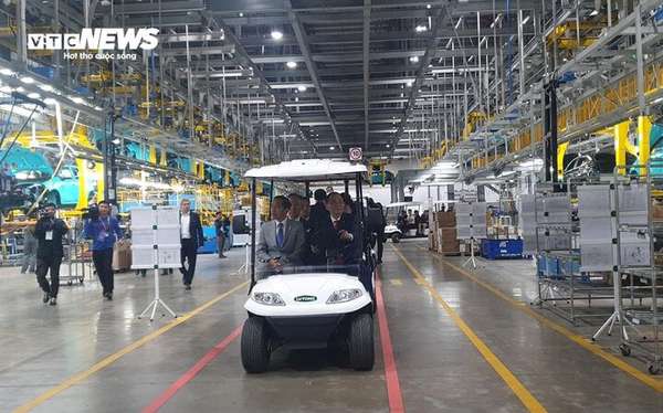 Ông Phạm Nhật Vượng trực tiếp cầm lái, đưa Tổng thống Joko Widodo tham quan xưởng sản xuất ô tô điện tại tổ hợp Nhà máy VinFast tại TP Hải Phòng.