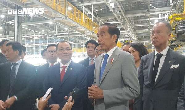 Tổng thống Indonesia bày tỏ vui mừng khi đến thăm nhà máy và ấn tượng với chất lượng, đẳng cấp của các dòng xe VinFast. Tổng thống cho biết sẽ tạo điều kiện để VinFast sớm hoàn tất các thủ tục đầu tư sản xuất và kinh doanh tại thị trường Indonesia.