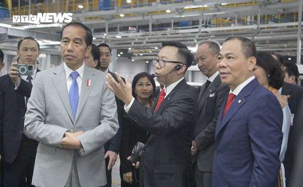 Lãnh đạo Tập đoàn Vingroup giới thiệu với Tổng thống Indonesia về công nghệ sản xuất xe ô tô VinFast.