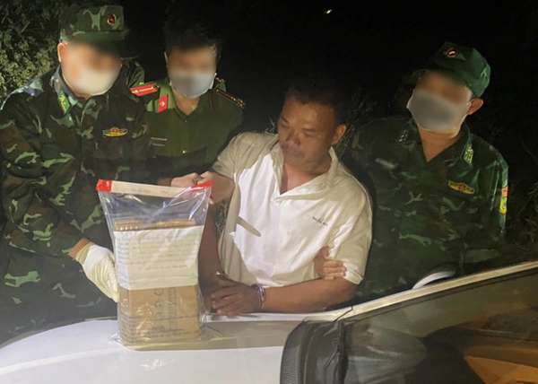 Long An: Bắt đối tượng vận chuyển 12 bánh heroin từ Campuchia vào Việt Nam