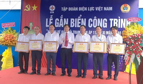 TP. Hồ Chí Minh: Gắn biển thi đua công trình điện chào mừng 94 năm thành lập Đảng cộng sản Việt Nam