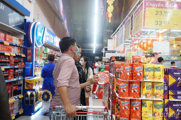 Đà Nẵng: Sức mua tăng, người dân bắt đầu mua sắm Tết