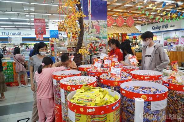 Đà Nẵng: Sức mua tăng, người dân bắt đầu mua sắm Tết