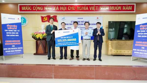 Trung tâm y tế huyện Bình Sơn được trao tặng thiết bị y tế trị giá gần 526 triệu đồng