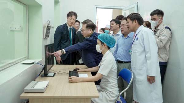 Trung tâm y tế huyện Bình Sơn được trao tặng thiết bị y tế trị giá gần 526 triệu đồng