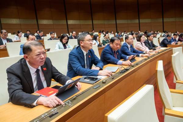 Quốc hội biểu quyết thông qua Nghị quyết về việc sử dụng dự phòng chung, dự phòng nguồn ngân sách trung ương của Kế hoạch đầu tư công trung hạn giai đoạn 2021-2025 cho các Bộ, cơ quan trung ương, địa phương và Tập đoàn Điện lực Việt Nam