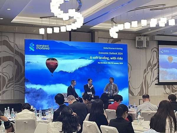 Ngân hàng Standard Chartered tổ chức tọa đàm về tổng quan kinh tế Việt Nam năm 2024 và chiến lược hành động