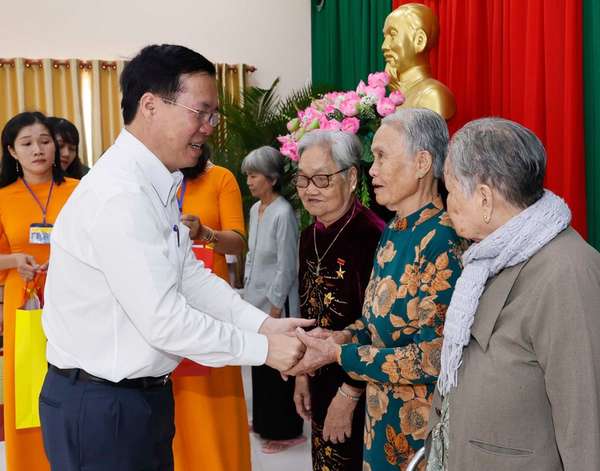 Chủ tịch nước Võ Văn Thưởng thăm và chúc Tết gia đình chính sách, hộ nghèo, giáo dân tỉnh Vĩnh Long ảnh 1