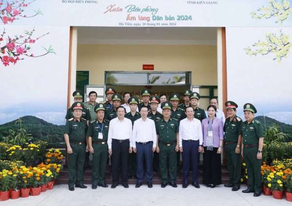 Chủ tịch nước thăm, chúc Tết quân và dân khu vực Cửa khẩu Quốc tế Hà Tiên