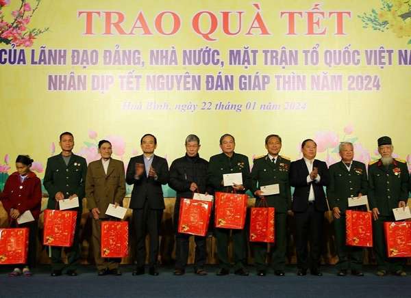 Phó Thủ tướng Chính Phủ Trần Lưu Quang cùng Bí thư Tỉnh uỷ Hoà Bình Nguyễn Phi Long tặng quà tết cho người dân Hoà Bình