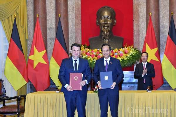 Tổng thống Đức và Phu nhân đến Hà Nội, bắt đầu chuyến thăm Việt Nam