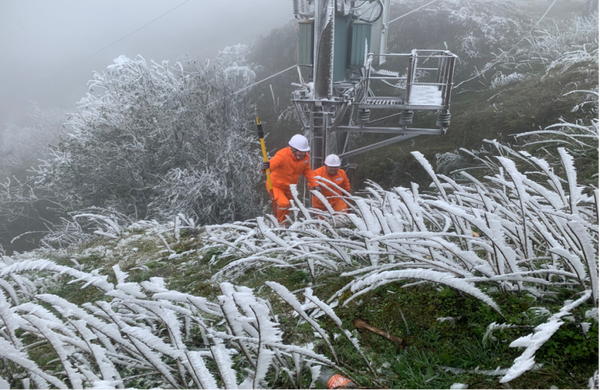 Chùm ảnh công nhân PC Lạng Sơn tăng cường nhân lực vận hành lưới điện dưới băng tuyết
