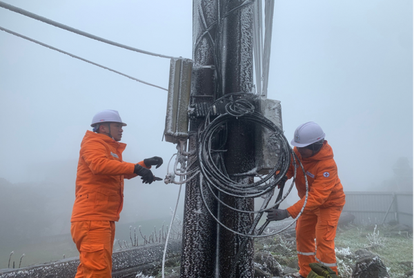 Chùm ảnh công nhân PC Lạng Sơn tăng cường nhân lực vận hành lưới điện dưới băng tuyết