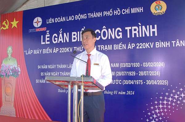 Gắn biển thi đua công trình điện hơn 53 tỷ chào mừng 94 năm thành lập Đảng cộng sản Việt Nam