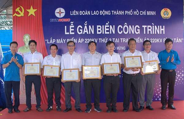 Gắn biển thi đua công trình điện hơn 53 tỷ chào mừng 94 năm thành lập Đảng cộng sản Việt Nam