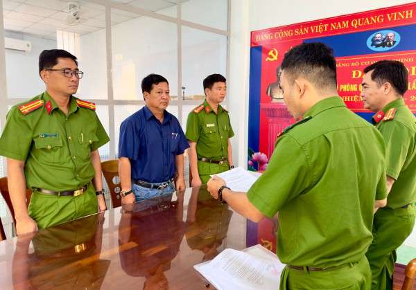 Cơ quan Cảnh sát điều tra Công an tỉnh Bạc Liêu tống đạt quyết định khởi tố bị can, lệnh bắt bị can để tạm giam đối với Ngô Văn Hà
