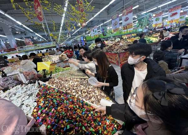 Thị trường Tết: Hàng hóa đầy ắp siêu thị, sức mua 