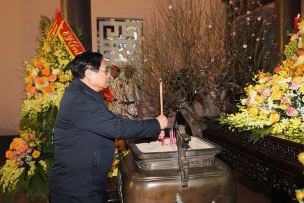 Thủ tướng dâng hương tại Khu Văn hóa tưởng niệm Chủ tịch Hồ Chí Minh ở Thanh Hóa