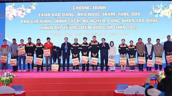 Thủ tướng Chính phủ Phạm Minh Chính tặng quà gia đình chính sách, hộ nghèo, công nhân lao động tại Thanh Hóa