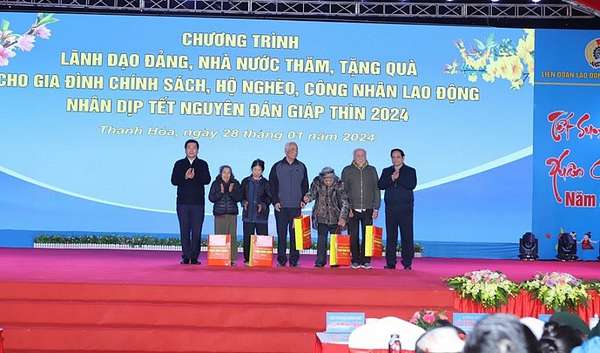 Thủ tướng Chính phủ Phạm Minh Chính tặng quà gia đình chính sách, hộ nghèo, công nhân lao động tại Thanh Hóa