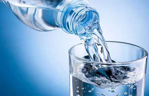 Thiếu nước có thể làm tăng nguy cơ phát triển sỏi thận, nhiễm trùng đường tiết niệu, táo bón và thậm chí gây tụt huyết áp, trụy tim nguy hiểm tính mạng