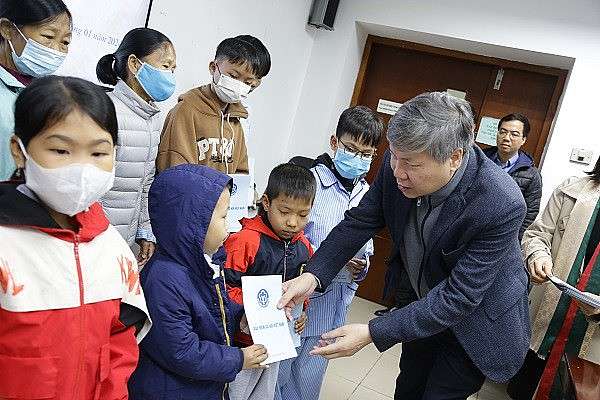 Bảo hiểm Xã hội Việt Nam trao tặng 90 suất quà cho các bệnh nhân bảo hiểm y tế