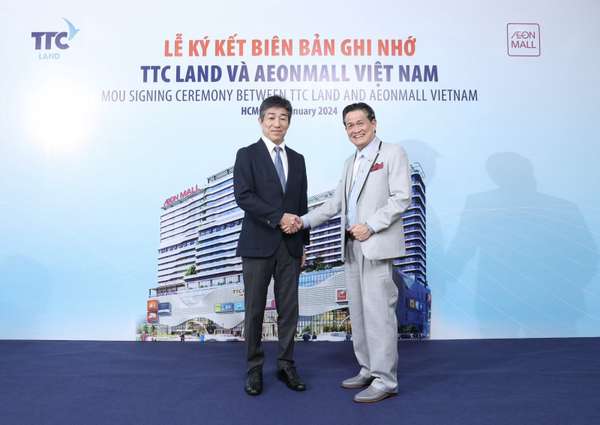 Ông Đặng Văn Thành - Chủ tịch Tập đoàn TTC  và ông Tetsuyuki Nakagawa - Tổng Giám đốc AeonMall Việt Nam đại diện 2 đơn vị bắt tay hợp tác
