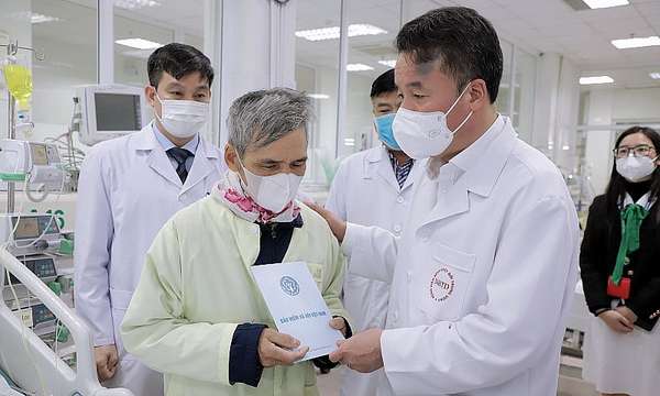 Tổng Giám đốc Nguyễn Thế Mạnh tặng quà cho người nhà bệnh nhân có hoàn cảnh đặc biệt khó khăn tại Bệnh viện Nhiệt đới Trung ương