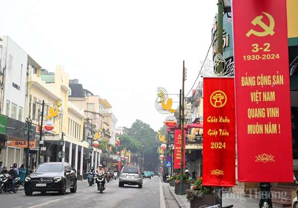 Thủ đô Hà Nội rực rỡ cờ hoa mừng Đảng, chào mùa Xuân mới