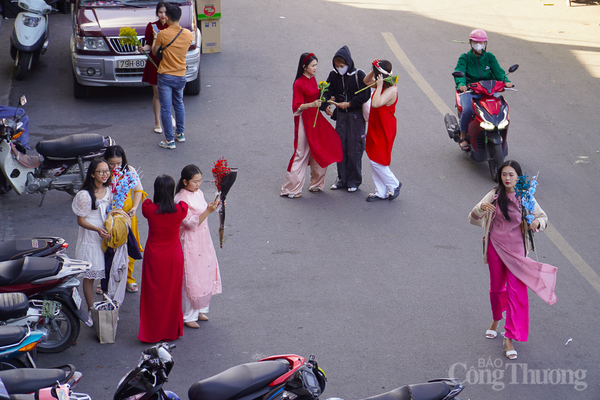 Giới trẻ Nha Trang mặc áo dài xuống phố chụp ảnh Tết