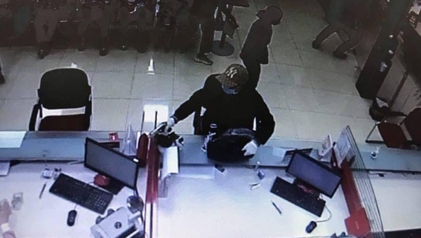 Truy bắt kẻ cướp ngân hàng ở Nghệ An