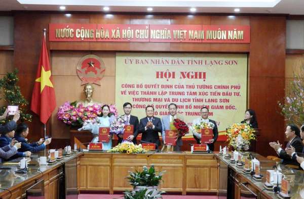 Ông Hồ Tiến Thiệu tặng hoa chúc mừng các lãnh đạo Trung tâm Xúc tiến đầu tư, thương mại và du lịch tỉnh Lạng Sơn