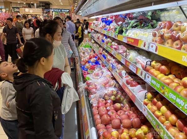 Hàng hóa tràn ngập siêu thị, người Hà Nội chen chân mua sắm Tết