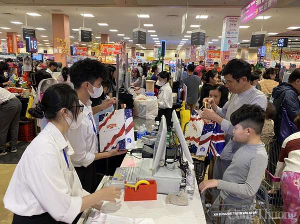 Hàng hóa tràn ngập siêu thị, người Hà Nội chen chân mua sắm Tết