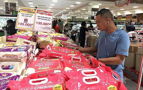 Người tiêu dùng mua sắm Tết tại siêu thị Aeon Hà Đông