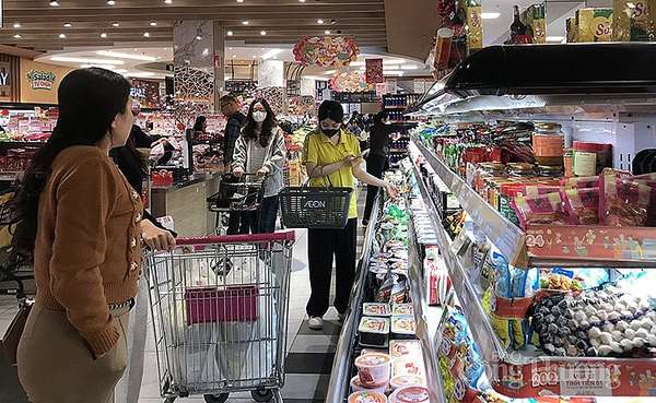 Người tiêu dùng mua sắm tại siêu thị Aseon Hà Đông