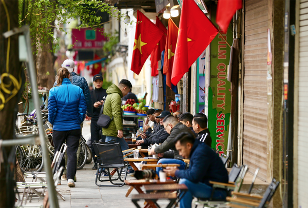 Hà Nội: Nhiều quán ăn, cafe mở xuyên Tết, phụ thu từ 10%