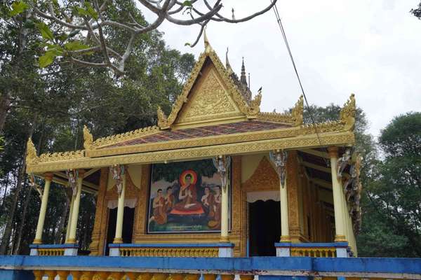 Nhộn nhịp đi lễ đầu xuân tại các chùa Khmer