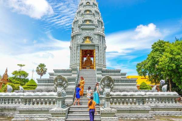 Nhộn nhịp đi lễ đầu xuân tại các chùa Khmer