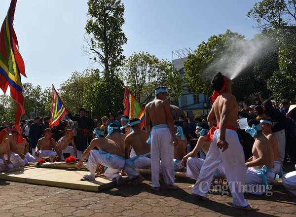 Bắc Ninh: Độc đáo nghi lễ kéo co bằng tre ở Hữu Chấp