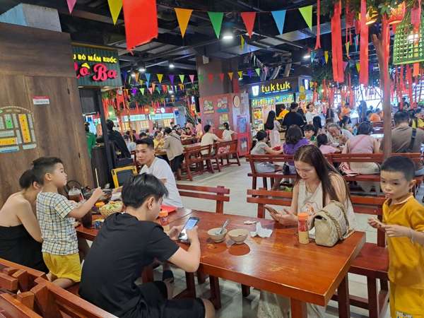 TP. Hồ Chí Minh: Chợ, siêu thị vắng khách trong ngày mùng 3 Tết