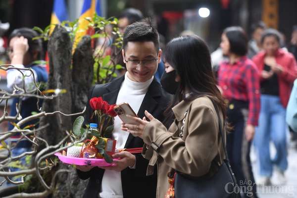 Hà Nội: Nam thanh nữ tú nườm nượp đi chùa Hà ngày Valentine