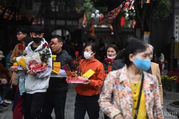Hà Nội: Nam thanh nữ tú nườm nượp đi chùa Hà ngày Valentine