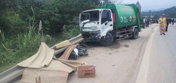 Lào Cai: Hai xe máy đi ngược chiều va chạm xe chở rác trên cao tốc, 4 người tử vong