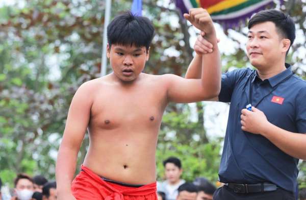 Thừa Thiên Huế: Sôi động hội vật làng Thủ Lễ đầu xuân