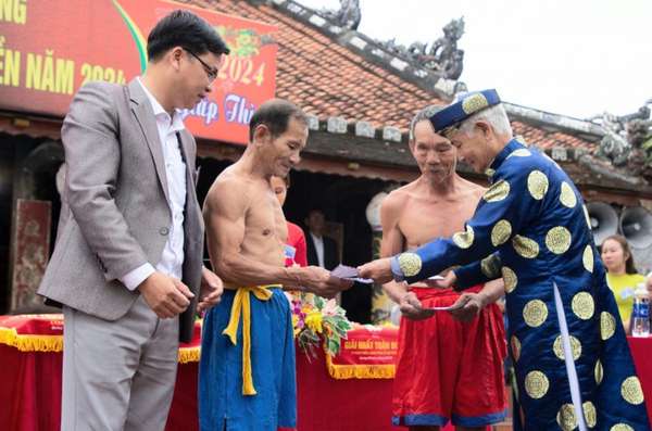 Thừa Thiên Huế: Sôi động hội vật làng Thủ Lễ đầu xuân